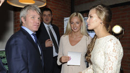 29 сентября. Москва. Заместитель министра спорта РФ Павел КОЛОБКОВ (слева), Олеся ВЛАДЫКИНА и двукратная олимпийская чемпионка по синхронному плаванию Алла ШИШКИНА (справа).