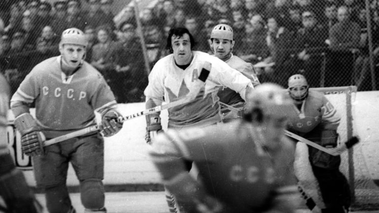 Фил ЭСПОЗИТО (в центре) против игроков сборной СССР. Фото Анатолий БОЧИНИН. Фил ЭСПОЗИТО (в центре) против игроков сборной СССР. Фото Анатолий БОЧИНИН.