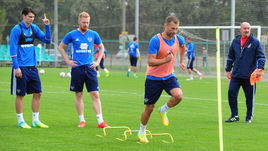 Вчера. Краснодар. Защитники сборной России Илья КУТЕПОВ, Иван НОВОСЕЛЬЦЕВ, Василий БЕРЕЗУЦКИЙ и главный тренер Станислав ЧЕРЧЕСОВ (слева направо) на тренировке.