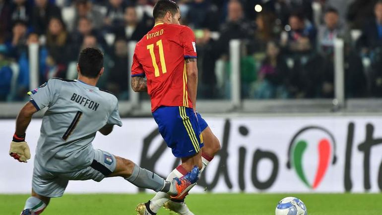 Ошибка Джанлуиджи БУФФОНА (№1) привела к голу ВИТОЛО (№11) в ворота испанцев. Фото AFP Ошибка Джанлуиджи БУФФОНА (№1) привела к голу ВИТОЛО (№11) в ворота испанцев. Фото AFP
