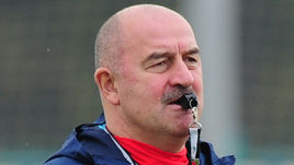 Главный тренер сборной России Станислав ЧЕРЧЕСОВ.