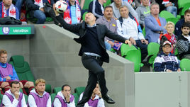 Сегодня. Краснодар. Россия - Коста-Рика - 3:4. Станислав ЧЕРЧЕСОВ активно вел себя на бровке по ходу встречи.