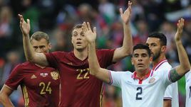 Вчера. Краснодар. Россия - Коста-Рика - 3:4. Автор дубля Артем ДЗЮБА (№22) и капитан команды Василий БЕРЕЗУЦКИЙ (№24).