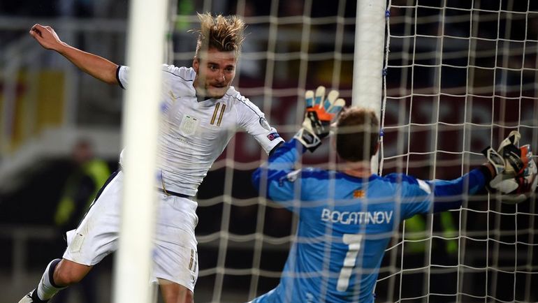 Воскресенье. Скопье. Македония - Италия - 2:3. Нападающий гостей Чиро ИММОБИЛЕ поражает ворота соперника. Фото AFP Воскресенье. Скопье. Македония - Италия - 2:3. Нападающий гостей Чиро ИММОБИЛЕ поражает ворота соперника. Фото AFP