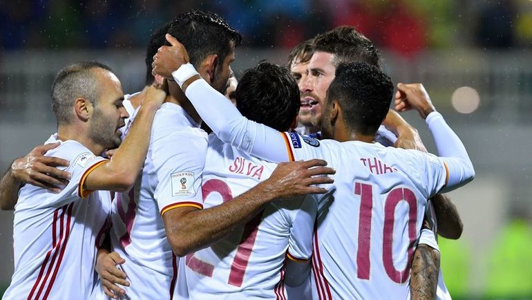 Воскресенье. Шкодер. Албания - Испания - 0:2. Футболисты испанской сборной празднуют забитый гол. Фото AFP Воскресенье. Шкодер. Албания - Испания - 0:2. Футболисты испанской сборной празднуют забитый гол. Фото AFP