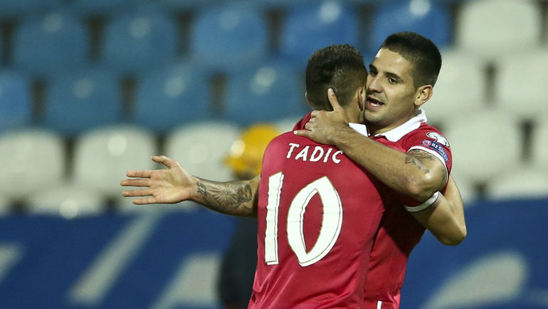 Воскресенье. Белград. Сербия - Австрия - 3:2. Душан ТАДИЧ (№10) и Александр МИТРОВИЧ празднуют забитый гол. Фото REUTERS Воскресенье. Белград. Сербия - Австрия - 3:2. Душан ТАДИЧ (№10) и Александр МИТРОВИЧ празднуют забитый гол. Фото REUTERS