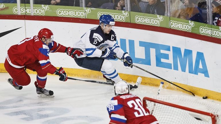 Дмитрий СЕРГЕЕВ (слева) в борьбе с Микко РАНТАНЕНОМ в финальном матче молодежного чемпионата мира в Хельсинки. Фото REUTERS Дмитрий СЕРГЕЕВ (слева) в борьбе с Микко РАНТАНЕНОМ в финальном матче молодежного чемпионата мира в Хельсинки. Фото REUTERS