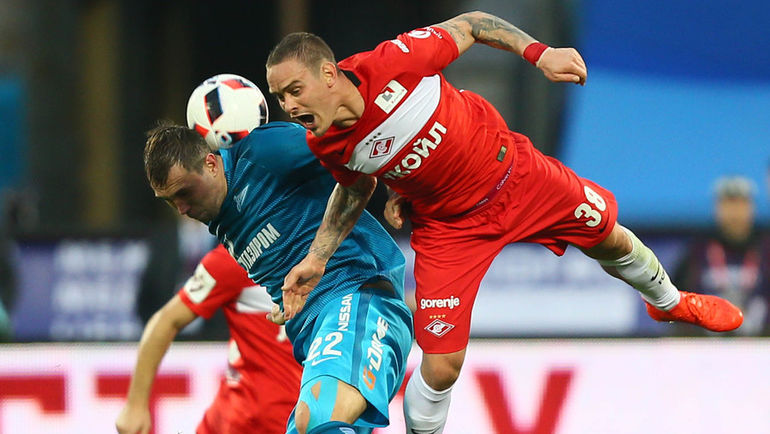 Андрей ЕЩЕНКО (справа) в верховом единоборстве с Артемом ДЗЮБОЙ. Фото Владислав ПЕТРОВСКИЙ Андрей ЕЩЕНКО (справа) в верховом единоборстве с Артемом ДЗЮБОЙ. Фото Владислав ПЕТРОВСКИЙ