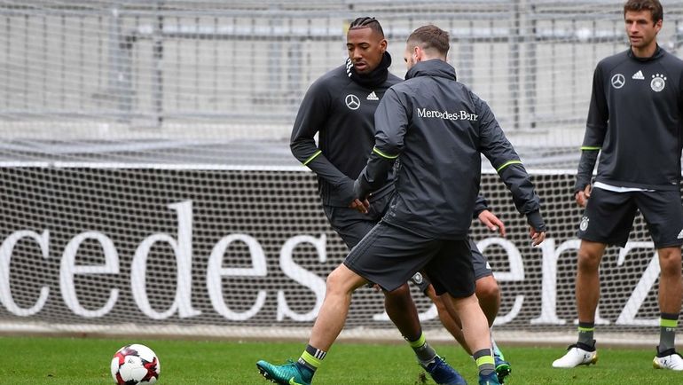 Жером БОАТЕНГ (слева) не сможет помочь сборной Германии в матче с Северной Ирландией. Фото AFP Жером БОАТЕНГ (слева) не сможет помочь сборной Германии в матче с Северной Ирландией. Фото AFP