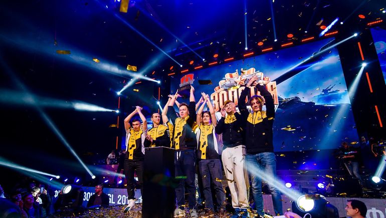 Natus Vincere с трофеем на сцене. Фото Wargaming.net Natus Vincere с трофеем на сцене. Фото Wargaming.net