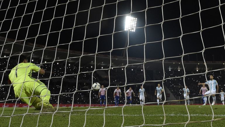 Вторник. Аргентина – Парагвай – 0:1. Хусто ВИЛЬЯР (№1) отбивает пенальти Серхио АГУЭРО. Фото AFP Вторник. Аргентина – Парагвай – 0:1. Хусто ВИЛЬЯР (№1) отбивает пенальти Серхио АГУЭРО. Фото AFP