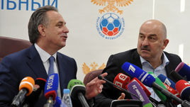 Виталий МУТКО и главный тренер сборной России Станислав ЧЕРЧЕСОВ.