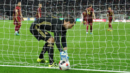 9 октября. Краснодар. Россия - Коста-Рика - 3:4. Сослан ДЖАНАЕВ в четвертый раз достает мяч из сетки ворот.