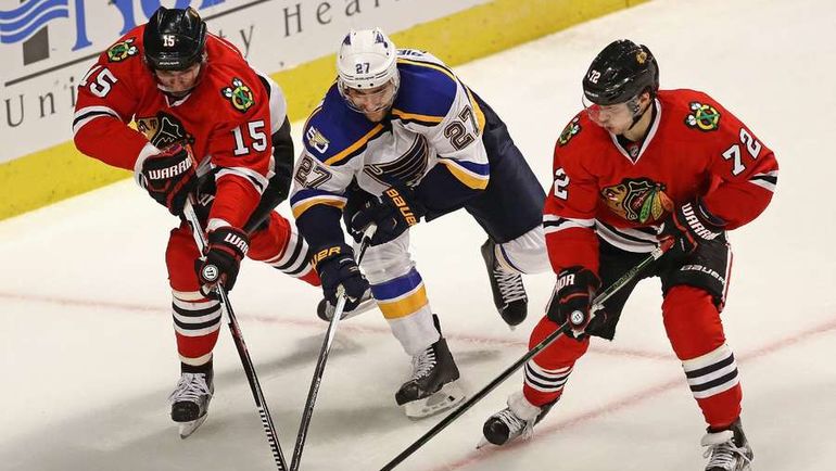 Артем АНИСИМОВ (№15) и Артемий ПАНАРИН (№72) в борьбе с Алексом ПЬЕТРАНДЖЕЛО. Фото AFP Артем АНИСИМОВ (№15) и Артемий ПАНАРИН (№72) в борьбе с Алексом ПЬЕТРАНДЖЕЛО. Фото AFP