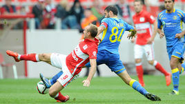 В борьбе два капитана Денис ГЛУШАКОВ и Александр ГАЦКАН.