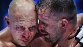 18 июня 2016 года. Санкт-Петербург. Федор ЕМЕЛЬЯНЕНКО (слева) и бразильский боец Фабио МАЛЬДОНАДУ после поединка по смешанным единоборствам.