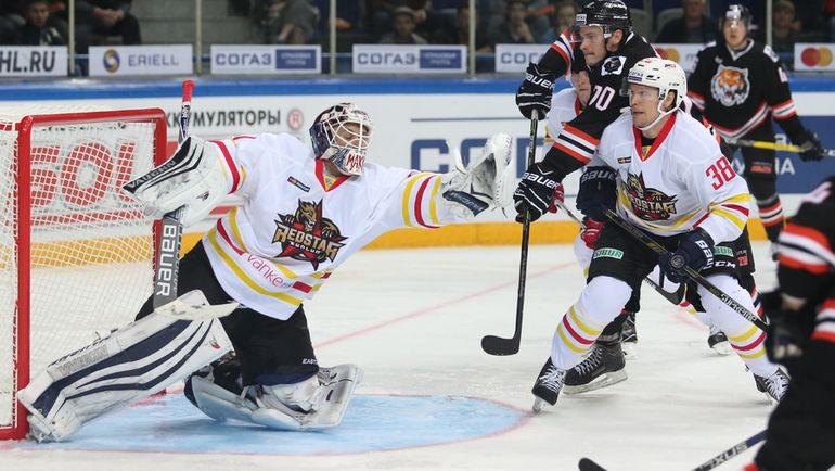 Андрей МАКАРОВ (слева) получил травму. Фото photo.khl.ru Андрей МАКАРОВ (слева) получил травму. Фото photo.khl.ru