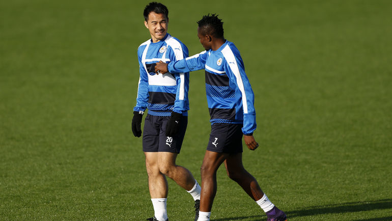 Понедельник. Лестер. Ахмет МУСА (справа) и Синдзи ОКАДЗАКИ. Фото REUTERS Понедельник. Лестер. Ахмет МУСА (справа) и Синдзи ОКАДЗАКИ. Фото REUTERS