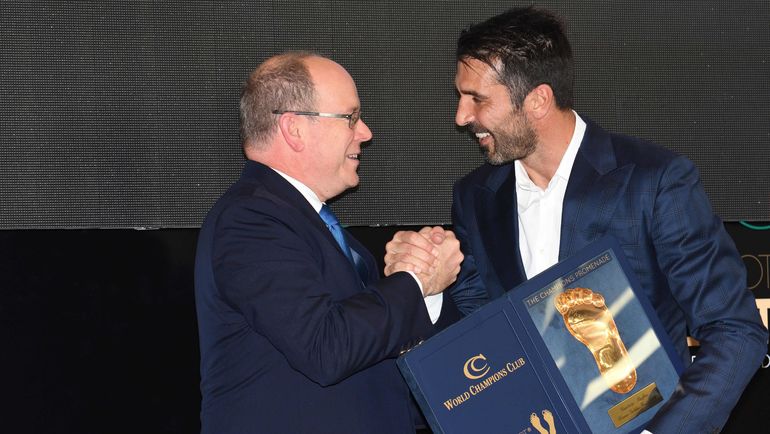 11 октября. Монако. Принц Альберт II вручает Джанлуиджи БУФФОНУ награду Golden Foot. Фото AFP 11 октября. Монако. Принц Альберт II вручает Джанлуиджи БУФФОНУ награду Golden Foot. Фото AFP