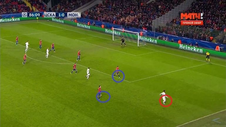 Бернарду Силва не встречает сопротивления и спокойно навешивает в штрафную. Бернарду Силва не встречает сопротивления и спокойно навешивает в штрафную.