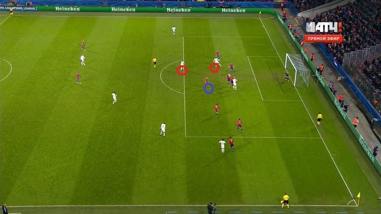 Через мгновение Игнашевич скинет мяч в зону, где нет никого из партнеров. Через мгновение Игнашевич скинет мяч в зону, где нет никого из партнеров.