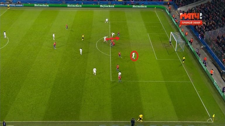 В момент паса сразу четыре армейца ближе к своим воротам, чем Каррилью, а Игнашевич – на одной линии с ним. В момент паса сразу четыре армейца ближе к своим воротам, чем Каррилью, а Игнашевич – на одной линии с ним.