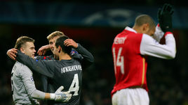 1 ноября 2006 года. Лондон. "Арсенал" - ЦСКА - 0:0. Партнеры поздравляют Игоря АКИНФЕЕВА (слева) с "сухим" матчем.