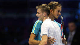 Александр БУБЛИК (в белом) и Даниил МЕДВЕДЕВ.