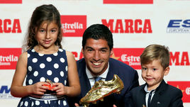 Вчера. Барселона. Луис СУАРЕС с дочкой Дельфиной и сыном Бенджамином.