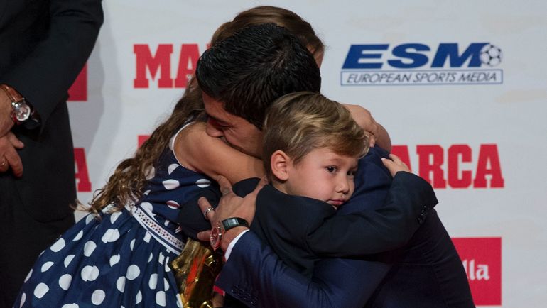 Вчера. Барселона. Луис СУАРЕС с дочерью и сыном. Фото AFP Вчера. Барселона. Луис СУАРЕС с дочерью и сыном. Фото AFP