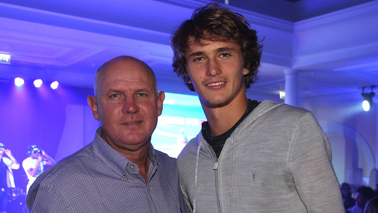 Александр ЗВЕРЕВ (слева) со своим сыном, ставшим победителем St. Petersburg Open. Фото Андрей ГОЛОВАНОВ/Сергей КИВРИН Александр ЗВЕРЕВ (слева) со своим сыном, ставшим победителем St. Petersburg Open. Фото Андрей ГОЛОВАНОВ/Сергей КИВРИН