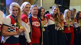 4 августа. Президент Федерации гандбола России Сергей ШИШКАРЕВ и игроки женской сборной на торжественном вечере Федерации гандбола России.