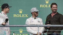 Вчера. Остин. Джерард БАТЛЕР (справа) на подиуме вместе с Нико РОСБЕРГОМ (слева) и Льюисом ХЭМИЛТОНОМ.