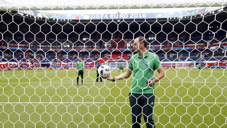 Обязательная проверка системы перед началом матча. Фото REUTERS Обязательная проверка системы перед началом матча. Фото REUTERS