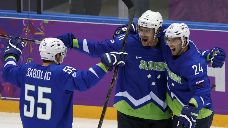 Роберт САБОЛИЧ (№55), Анже КОПИТАР (в центре) и Рок ТИЧАР празднуют гол в матче олимпийского турнира в Сочи. Фото REUTERS Роберт САБОЛИЧ (№55), Анже КОПИТАР (в центре) и Рок ТИЧАР празднуют гол в матче олимпийского турнира в Сочи. Фото REUTERS