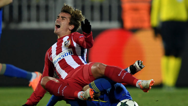 Антуан ГРИЗМАНН в борьбе с Александром ЕРОХИНЫМ. Фото AFP Антуан ГРИЗМАНН в борьбе с Александром ЕРОХИНЫМ. Фото AFP