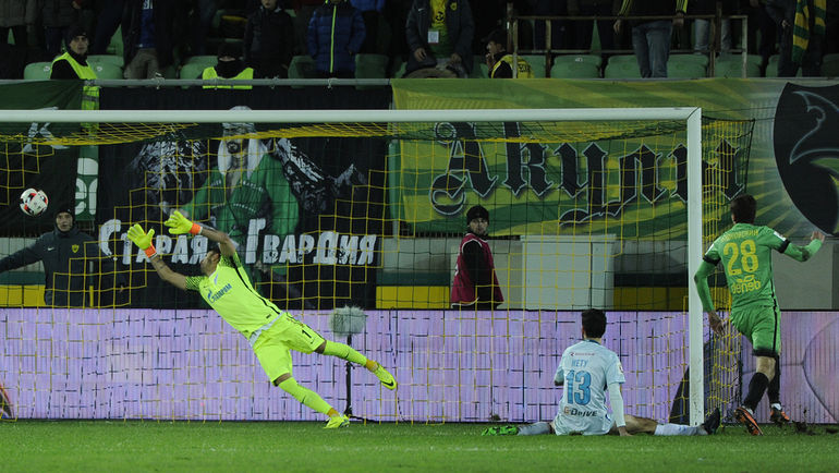 62-я минута. Филипп БУДКОВСКИЙ забивает свой первый гол в ворота Юрия ЛОДЫГИНА. Фото Сергей РАСУЛОВ/NewsTeam 62-я минута. Филипп БУДКОВСКИЙ забивает свой первый гол в ворота Юрия ЛОДЫГИНА. Фото Сергей РАСУЛОВ/NewsTeam