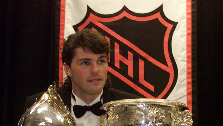 Яромир ЯГР с Харт Трофи и Арт Росс Трофи в 1999 году. Фото REUTERS Яромир ЯГР с Харт Трофи и Арт Росс Трофи в 1999 году. Фото REUTERS