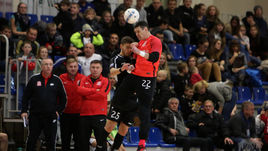 "Сибиряк" получил по ушам,  "Дина" почти тайм играла без вратаря