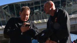 Сегодня. Главный тренер ЦСКА Леонид СЛУЦКИЙ (слева) и его помощник Виктор ОНОПКО в аэропорту Ниццы изучают состав сборной России, озвученный Станиславом Черчесовым.