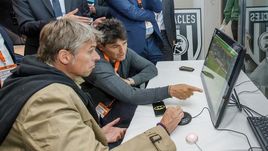 19 мая 2016 года. Алмело. В тестах в Голландии участвуют бывший глава департамента судейства и инспектирования РФС Роберто РОЗЕТТИ (на переднем плане) и Массимо БУЗАККА, курирующий в ФИФА все судейские вопросы.