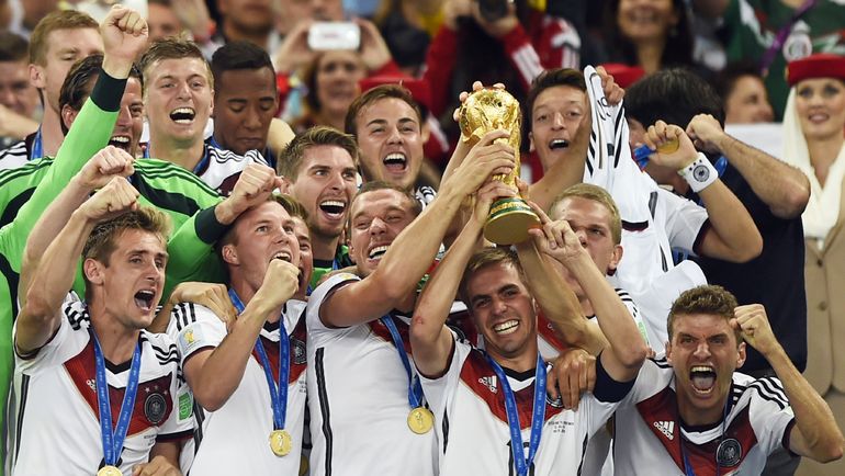 13 июля 2014 года. Рио-де-Жанейро. Германия – Аргентина – 1:0 д.в. Мирослав КЛОЗЕ (слева) и сборная Германии – чемпионы мира. Фото AFP 13 июля 2014 года. Рио-де-Жанейро. Германия – Аргентина – 1:0 д.в. Мирослав КЛОЗЕ (слева) и сборная Германии – чемпионы мира. Фото AFP