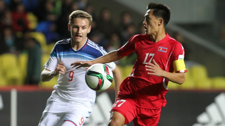 Федор ЧАЛОВ (№ 9) в матче юниорского чемпионата мира за сборную России. Фото AFP Федор ЧАЛОВ (№ 9) в матче юниорского чемпионата мира за сборную России. Фото AFP