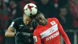 Квинси ПРОМЕС (справа, против Сергея ИГНАШЕВИЧА) в дерби с ЦСКА был заменен на 90+6-й минуте.