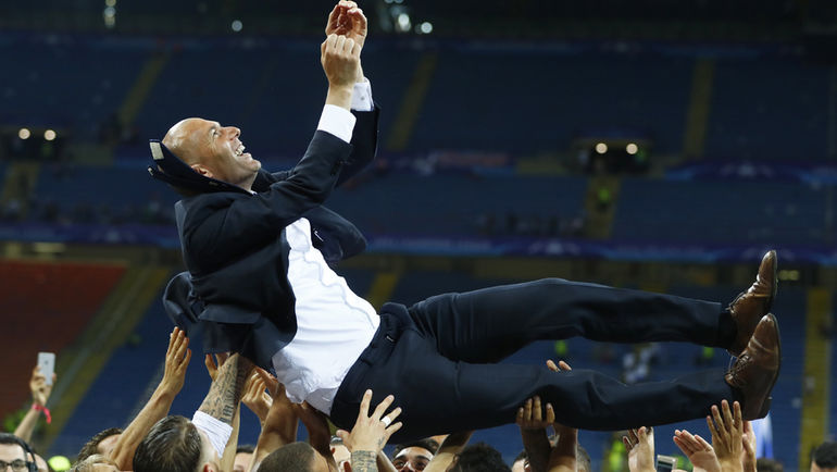 Игроки качают Зинедина ЗИДАНА на руках после победы в финале Лиги чемпионов-2015/16. Фото REUTERS Игроки качают Зинедина ЗИДАНА на руках после победы в финале Лиги чемпионов-2015/16. Фото REUTERS