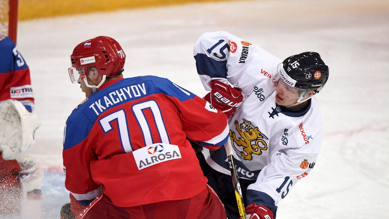 Сегодня. Хельсинки. Финляндия - Россия - 1:5. В борьбе Александр ТКАЧЕВ. Фото REUTERS Сегодня. Хельсинки. Финляндия - Россия - 1:5. В борьбе Александр ТКАЧЕВ. Фото REUTERS