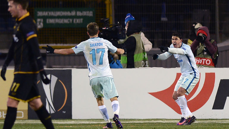 ЖУЛИАНУ (справа) и Олег ШАТОВ после гола бразильца. Фото AFP ЖУЛИАНУ (справа) и Олег ШАТОВ после гола бразильца. Фото AFP