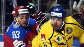 Сегодня. Хельсинки. Россия - Швеция - 3:2. Николай ПРОХОРКИН (слева) был очень активен и в конце шведы заработали на нем удаление.