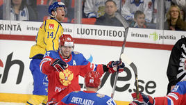 Суббота. Хельсинки. Швеция - Россия - 2:3. Валерий НИЧУШКИН и Андрей СВЕТЛАКОВ празднуют гол.