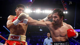 Суббота. Лас-Вегас. Джесси ВАРГАС пропускает удар от Мэнни ПАКИАО.